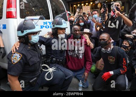 New York, New York, Stati Uniti. 2 Giugno 2020. Ufficiali di polizia inginocchiati accanto a un uomo nero a sostegno delle proteste contro la morte di George Floyd durante una protesta a New York City negli Stati Uniti questo Martedì, 02. Le proteste in tutto il paese sono state motivate dopo la morte di George Floyd il 25 maggio, dopo essere stato asfissiato per 8 minuti e 46 secondi dal poliziotto bianco Derek Chauvin a Minneapolis, Minnesota. Credit: William Volcov/ZUMA Wire/Alamy Live News Foto Stock