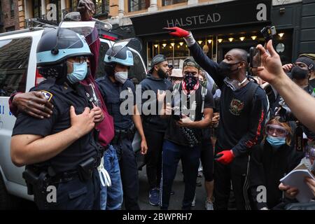 New York, New York, Stati Uniti. 2 Giugno 2020. Ufficiali di polizia inginocchiati accanto a un uomo nero a sostegno delle proteste contro la morte di George Floyd durante una protesta a New York City negli Stati Uniti questo Martedì, 02. Le proteste in tutto il paese sono state motivate dopo la morte di George Floyd il 25 maggio, dopo essere stato asfissiato per 8 minuti e 46 secondi dal poliziotto bianco Derek Chauvin a Minneapolis, Minnesota. Credit: William Volcov/ZUMA Wire/Alamy Live News Foto Stock