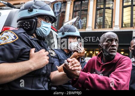 New York, New York, Stati Uniti. 2 Giugno 2020. Ufficiali di polizia inginocchiati accanto a un uomo nero a sostegno delle proteste contro la morte di George Floyd durante una protesta a New York City negli Stati Uniti questo Martedì, 02. Le proteste in tutto il paese sono state motivate dopo la morte di George Floyd il 25 maggio, dopo essere stato asfissiato per 8 minuti e 46 secondi dal poliziotto bianco Derek Chauvin a Minneapolis, Minnesota. Credit: William Volcov/ZUMA Wire/Alamy Live News Foto Stock