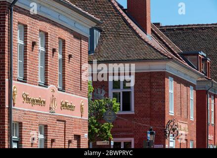 02 giugno 2020, Brandeburgo, Potsdam: Edifici residenziali e commerciali con il ristorante 'Zum Fliegenden Holländer' a Mittelstraße/angolo di Benkertstraße nel quartiere olandese. Le 134 case in mattoni a due piani del quartiere, costruite dall'architetto Jan Bouman tra il 1734 e il 1742 per gli immigrati olandesi, sono divise in quattro piazze da Mittelstraße e Benkertstraße. Le case formano il più grande complesso di edifici olandesi chiusi fuori dai Paesi Bassi e sono un magnete per i visitatori con negozi di arte e artigianato, gallerie, laboratori, librerie antiquarie, due musei e caffetterie. Foto: Soeren Stache/d Foto Stock