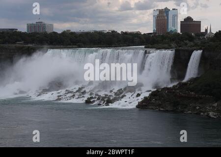 Cascate del Niagara americane viste dal lato canadese. Foto Stock