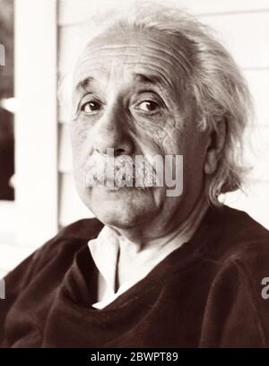 Albert Einstein (1879-1955), fisico teorico che sviluppò la teoria della relatività. (Foto c1940) Foto Stock