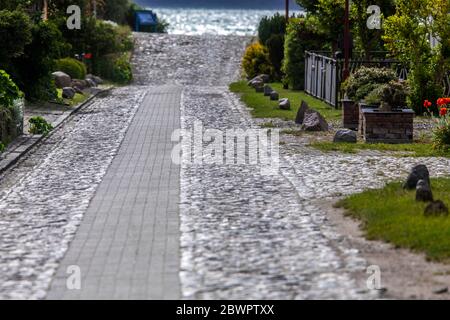 Neu Reddevitz, Germania. 24 maggio 2020. La strada acciottolata del villaggio di Neu Reddevitz sull'isola del Mar Baltico di Rügen. Rügen è la più grande isola tedesca in termini di superficie e, con circa 77,000 abitanti, la più popolosa. Credit: Jens Büttner/dpa-Zentralbild/ZB/dpa/Alamy Live News Foto Stock