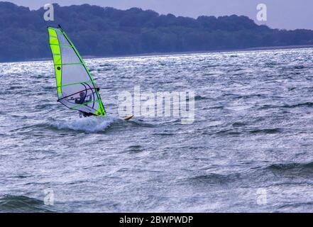 Neu Reddevitz, Germania. 24 maggio 2020. Un surfista si trova sul Bodden, vicino a Neu Reddevitz, sull'isola del Mar Baltico di Rügen. Rügen è la più grande isola tedesca in termini di superficie e, con circa 77,000 abitanti, la più popolosa. Credit: Jens Büttner/dpa-Zentralbild/ZB/dpa/Alamy Live News Foto Stock