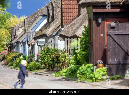 Neu Reddevitz, Germania. 24 maggio 2020. I residenti si trovano sulla strada acciottolata del villaggio di Neu Reddevitz, sull'isola baltica di Rügen. Rügen è la più grande isola tedesca in termini di superficie e, con circa 77,000 abitanti, la più popolosa. Credit: Jens Büttner/dpa-Zentralbild/ZB/dpa/Alamy Live News Foto Stock