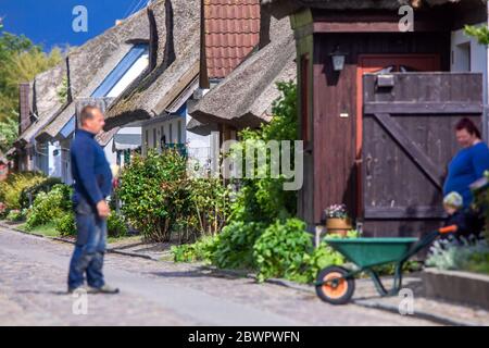 Neu Reddevitz, Germania. 24 maggio 2020. I residenti si trovano sulla strada acciottolata del villaggio di Neu Reddevitz, sull'isola baltica di Rügen. Rügen è la più grande isola tedesca in termini di superficie e, con circa 77,000 abitanti, la più popolosa. Credit: Jens Büttner/dpa-Zentralbild/ZB/dpa/Alamy Live News Foto Stock