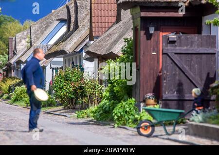 Neu Reddevitz, Germania. 24 maggio 2020. I residenti si trovano sulla strada acciottolata del villaggio di Neu Reddevitz, sull'isola baltica di Rügen. Rügen è la più grande isola tedesca in termini di superficie e, con circa 77,000 abitanti, la più popolosa. Credit: Jens Büttner/dpa-Zentralbild/ZB/dpa/Alamy Live News Foto Stock