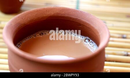 il tè al latte è servito in terracotta in alcuni luoghi dell'india. Foto Stock