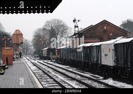 Treno merci a Bewdley. '2857' è il locomtoive in distanza. Foto Stock