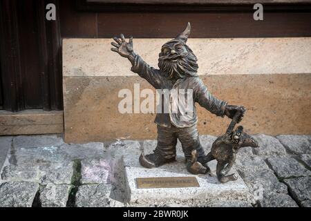 Wroclaw, Polonia - 30 maggio 2020: 'Przybij Piatke' Nano con giocattolo di fronte al negozio di souvenir in via Olawska - una delle tante famose statue in t Foto Stock