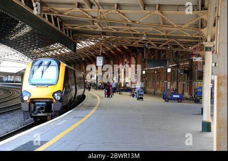 Un D.M.U Classe 220 non identificato si trova alla piattaforma 3 di Bristol Temple Meads con un treno per Manchester Piccadilly Foto Stock