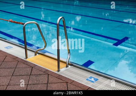 Chemnitz, Germania. 26 Maggio 2020. La piscina all'aperto Gablenz. Le piscine all'aperto di Chemnitz riaprono il 30 maggio. A causa della corona, tuttavia, il numero di nuotatori è limitato e non è possibile noleggiare lettini e attrezzature sportive. Credit: Jan Woitas/dpa-Zentralbild/dpa/Alamy Live News Foto Stock