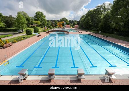 Chemnitz, Germania. 26 Maggio 2020. La piscina all'aperto Gablenz. Le piscine all'aperto di Chemnitz riaprono il 30 maggio. A causa della corona, tuttavia, il numero di nuotatori è limitato e non è possibile noleggiare lettini e attrezzature sportive. Credit: Jan Woitas/dpa-Zentralbild/dpa/Alamy Live News Foto Stock