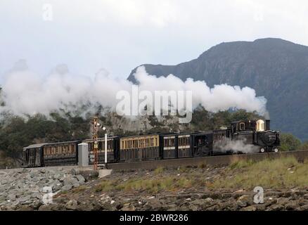 Taliesin dirige un treno d'epoca attraverso la COB, diretto a Tan Y Bwlch. Foto Stock