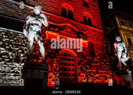 Firenze, Fi, Italia. 2 Giugno 2020. Palazzo Vecchio illuminato con i colori della bandiera italiana, in occasione della Giornata della Repubblica. ''UN gesto simbolico - dichiara il Sindaco di Firenze Dario Nardella - per dare un segnale di speranza e di fiducia nella rinascita della nostra città e del merito d'Italia: Marco Pasquini/ZUMA Wire/Alamy Live News Foto Stock