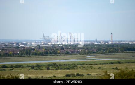 IL DP World London Gateway Port E i serbatoi di stoccaggio rimanenti presso l'ex impianto di alimentazione di Coryton, vicino a Stanford-le-Hope, Essex, SONO STATI PRESI A CALDO. Foto Stock