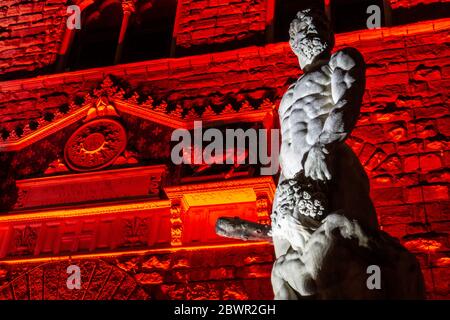 Firenze, Fi, Italia. 2 Giugno 2020. Palazzo Vecchio illuminato con i colori della bandiera italiana, in occasione della Giornata della Repubblica. ''UN gesto simbolico - dichiara il Sindaco di Firenze Dario Nardella - per dare un segnale di speranza e di fiducia nella rinascita della nostra città e del merito d'Italia: Marco Pasquini/ZUMA Wire/Alamy Live News Foto Stock