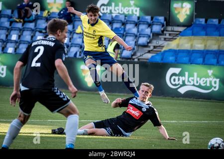 Brondby, Danimarca. 02 giugno 2020. Jesper Lindstrom (18) di Broendby IF segna per 1-0 durante la partita 3F Superliga tra Broendby IF e Soenderjyske al Brondby Stadium. (Photo Credit: Gonzales Photo/Alamy Live News Foto Stock