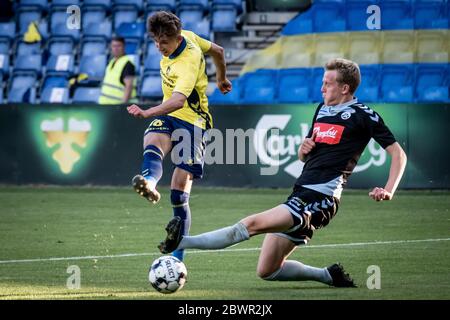 Brondby, Danimarca. 02 giugno 2020. Jesper Lindstrom (18) di Broendby IF segna per 1-0 durante la partita 3F Superliga tra Broendby IF e Soenderjyske al Brondby Stadium. (Photo Credit: Gonzales Photo/Alamy Live News Foto Stock