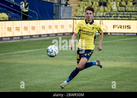 Brondby, Danimarca. 02 giugno 2020. Jesper Lindstrom (18) di Broendby SE visto durante la partita 3F Superliga tra Broendby IF e Soenderjyske al Brondby Stadium. (Photo Credit: Gonzales Photo/Alamy Live News Foto Stock