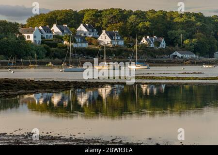 Larmor-Baden da Bender Island nel Golfo di Morbihan. Francia. Foto Stock