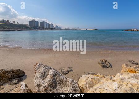 Vista sulla spiaggia, sul porto e sulla spiaggia, Tel Aviv, Israele, Medio Oriente Foto Stock