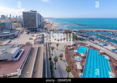 Vista delle spiagge, del porto e degli hotel sulla spiaggia, Tel Aviv, Israele, Medio Oriente Foto Stock
