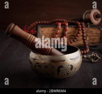 Il Tibetano oggetti religiosi per la meditazione e la medicina alternativa  Foto stock - Alamy