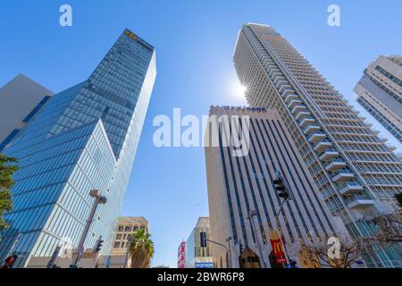 Vista dell'architettura contemporanea su Rothschild Boulevard, Tel Aviv, Israele, Medio Oriente Foto Stock