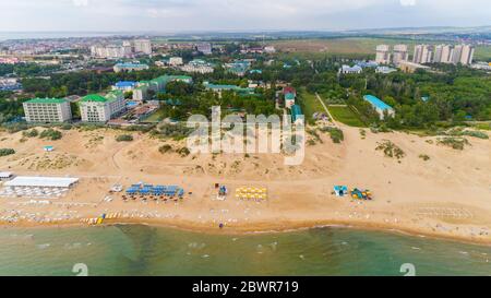 Vista dal drone sulla costa del Mar Nero resort vista estiva Foto Stock