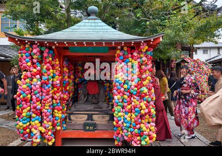 KYOTO, GIAPPONE - 18 OTTOBRE 2019: Statua di Shomen Kongo, una divinità con poteri curativi circondata dalle palle colorate (kukurizaru) con desideri a Yas Foto Stock