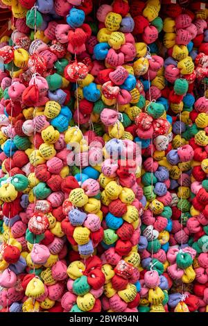 KYOTO, GIAPPONE - 18 OTTOBRE 2019: Kukurizaru, il talismano a forma di sfera, fatto di stoffa colorata con i desideri degli adoratori, che rappresentano il bene f Foto Stock