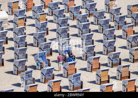 30 maggio 2020, Meclemburgo-Pomerania occidentale, Warnemünde: I primi vacanzieri si siedono in cesti di paglia e godono del sole sulla spiaggia del Mar Baltico a Warnemünde. A Whitsuntide, le regioni di vacanza nel Meclemburgo-Pomerania occidentale si aspettano una maggiore corsa di turisti e visitatori di un giorno. Foto: Jens Büttner/dpa-Zentralbild/ZB Foto Stock