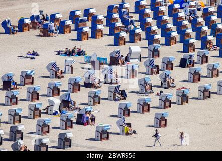 30 maggio 2020, Meclemburgo-Pomerania occidentale, Warnemünde: I primi vacanzieri si siedono in cesti di paglia e godono del sole sulla spiaggia del Mar Baltico a Warnemünde. A Whitsuntide, le regioni di vacanza nel Meclemburgo-Pomerania occidentale si aspettano una maggiore corsa di turisti e visitatori di un giorno. Foto: Jens Büttner/dpa-Zentralbild/ZB Foto Stock