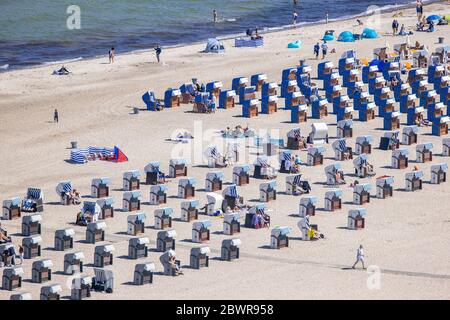 30 maggio 2020, Meclemburgo-Pomerania occidentale, Warnemünde: I primi vacanzieri si siedono in cesti di paglia e godono del sole sulla spiaggia del Mar Baltico a Warnemünde. A Whitsuntide, le regioni di vacanza nel Meclemburgo-Pomerania occidentale si aspettano una maggiore corsa di turisti e visitatori di un giorno. Foto: Jens Büttner/dpa-Zentralbild/ZB Foto Stock