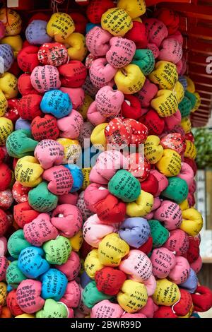 KYOTO, GIAPPONE - 18 OTTOBRE 2019: Kukurizaru, il talismano a forma di sfera, fatto di stoffa colorata con i desideri degli adoratori, che rappresentano il bene f Foto Stock