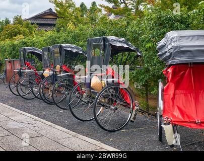 KYOTO, GIAPPONE - 18 OTTOBRE 2019: Un cart di risciò trainato (o ricksha) parcheggiato sulla strada della vecchia Kyoto. Kyoto. Giappone Foto Stock