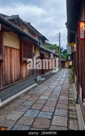 KYOTO, GIAPPONE - 18 OTTOBRE 2019: La piccola strada stretta di Gion circondata dalle tipiche case cittadine di Kyoto (machiya). Higashiyama. Kyoto. Foto Stock
