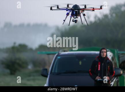 27 maggio 2020, Meclemburgo-Pomerania occidentale, Dummerstorf: Un drone con una termocamera inizia prima dell'alba accanto a un prato. Fino all'alba, i soccorritori di animali cercano piccoli fiabe giacenti nell'erba con il loro aereo. Il Meclemburgo-Pomerania occidentale ha invitato gli agricoltori a sfruttare maggiormente la possibilità di salvare i cuciti con i droni. Si stima che ogni anno nel solo nord-est, circa 26,000 falci vengono uccisi durante le operazioni di falciatura. Con i droni, i membri di Wild Animal Aid lo scorso anno hanno scoperto 146 caprioli caprioli su quasi 1,000 ettari e protoni Foto Stock