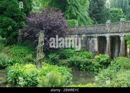 Il laghetto Snake nei giardini in stile indù di Sezincote House, Cotswolds, Gloucestershire, Regno Unito Foto Stock