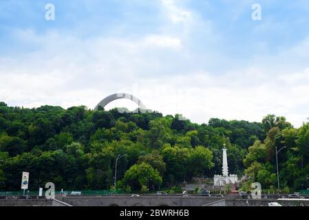 Kiev, Ucraina - 18, Joule 2017: persone di amicizia Arch monumento situato nel Parco Khreshatiy a Kiev Foto Stock