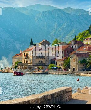 Perast, Kotor, Montenegro. Vista della Città sulla Baia di Kotor. Foto Stock