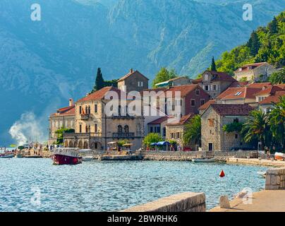 Perast, Kotor, Montenegro. Vista della Città sulla Baia di Kotor. Foto Stock