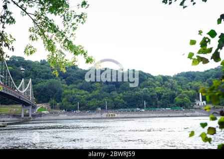 Kiev, Ucraina - 18, Joule 2017: Arco di amicizia dei popoli e passerella a Kiev. Una tranquilla e calma vista della capitale dell'Ucraina. New Scenic 5 posti la natura Foto Stock