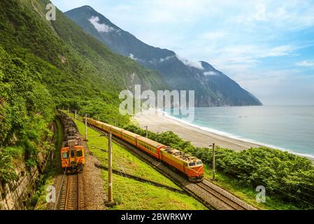 Treni sulla costa orientale vicino alla scogliera di qingshui, hualien, taiwan Foto Stock