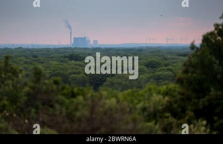 Lipsia, Germania. 27 maggio 2020. Da Leipzig Gohlis, potete guardare verso ovest attraverso la foresta di Leipzig fino alla centrale elettrica di Schkopau. Credit: Jan Woitas/dpa-Zentralbild/ZB/dpa/Alamy Live News Foto Stock