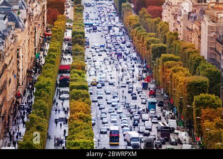 Primo piano del trafficato viale degli Champs-Elysees vista dall'alto a Parigi verso il centro Foto Stock