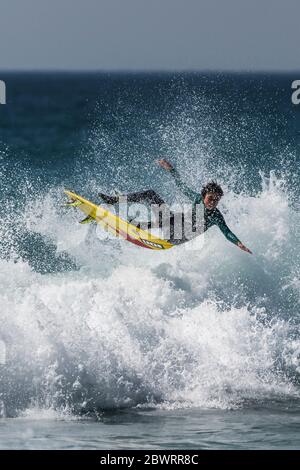 Azione spettacolare mentre un giovane surfista si stanca a Fistral a Newquay in Cornovaglia. Foto Stock