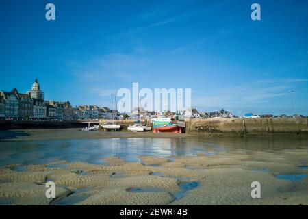 Barche sulla sabbia a bassa marea, villaggio del Croisic sulla penisola di Guerande, Francia Foto Stock