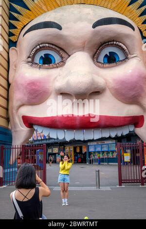 I turisti scattano fotografie all'ingresso iconico del Luna Park, Sydney, Australia Foto Stock